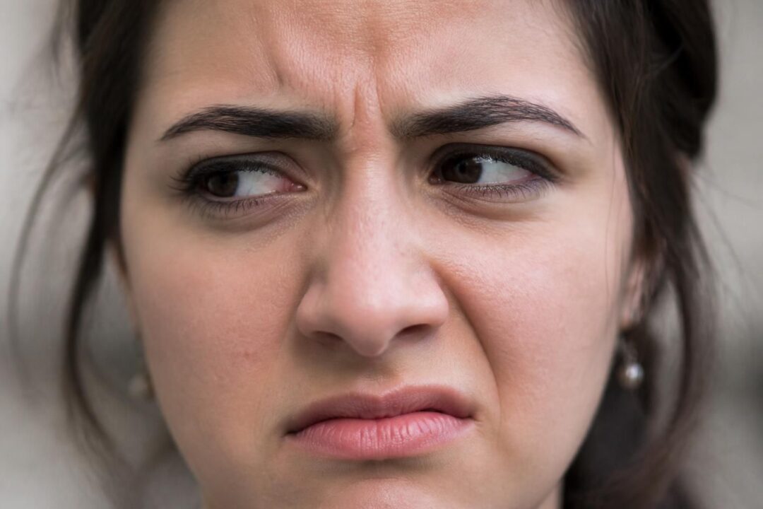 scopri cosa sono le micro-espressioni facciali, come riconoscerle e utilizzarle per migliorare la comunicazione e comprendere meglio le emozioni nascoste.