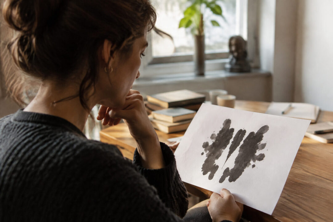Persona che compila un test psicologico Jung su archetipi e tipi di personalità
