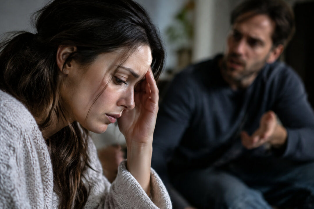 Donna spaventata davanti al partner narcisista: segnali di violenza da riconoscere subito